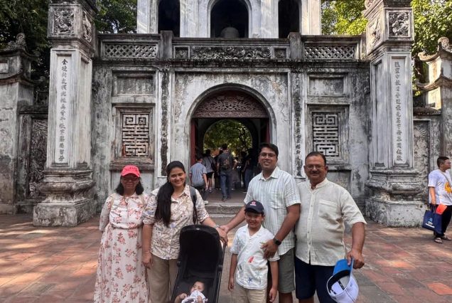Image of Customers - Visit to the Temple of Literature, Hanoi